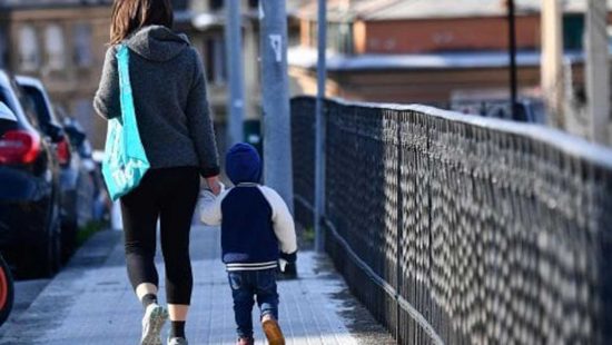 Un bambino con la mamma