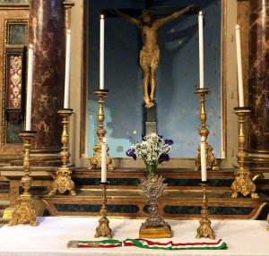 Bagnoregio - Il sindaco Profili prega davanti al crocifisso di Civita