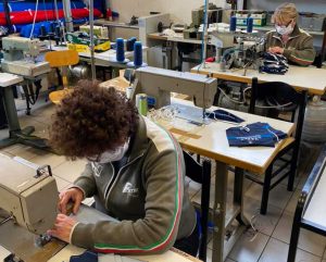 Il laboratorio a Orte dove si producono mascherine
