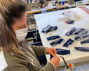 Il laboratorio a Orte dove si producono mascherine