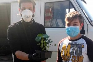 Calcata - Giovane viterbese regala fragole ai bambini chiusi in casa
