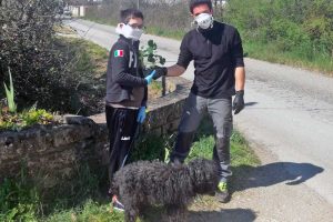 Calcata - Giovane viterbese regala fragole ai bambini chiusi in casa