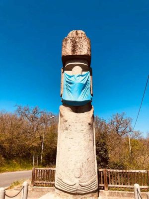 Il Moai di Vitorchiano con la mascherina