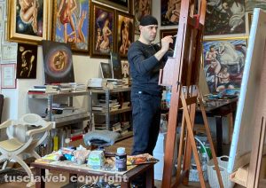 Alessio Papa nel suo studio