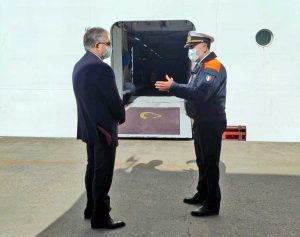 Nave ferma al porto, visita dell'ambasciatore brasiliano