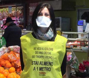 Coronavirus - La pettorina gialla dei dipendenti Coop Amiatina