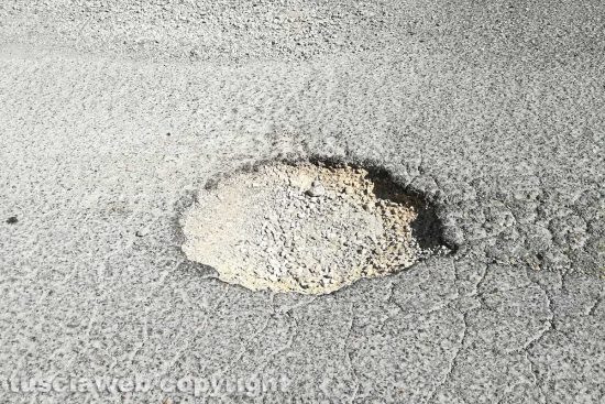 Una buca sulla strada (archivio)