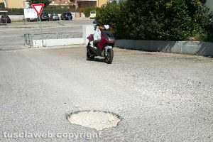 Viterbo - La buca in via Ippolito Nievo