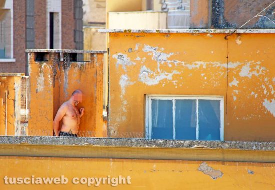 Un padre gioca a nascondino con il figlio