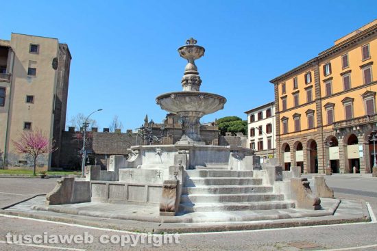 Viterbo - La fontana di piazza della Rocca