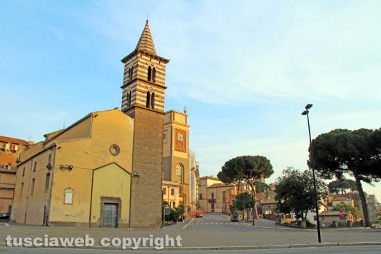 Viterbo - Piazza dei caduti e chiesa degli Almadiani