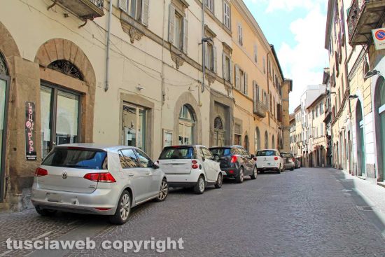 Viterbo - Parcheggio selvaggio a Corso Italia