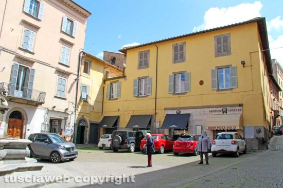 Viterbo - Parcheggio selvaggio piazza delle erbe