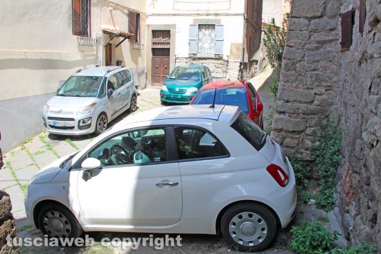 Viterbo - Parcheggio selvaggio in un vicoletto