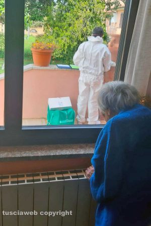 Tuscania - La "finestra delle visite" nella Rsa Villa Alessandra - Il giorno dei tamponi