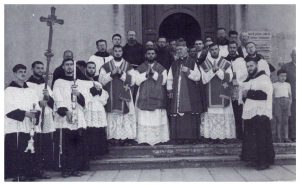 Viterbo - Padre Ernesto, alla destra del vescovo di Bagnoregio Luigi Rosa nel giorno della sua ordinazione (1952)