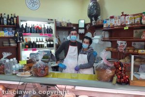 Tarquinia - I titolari dell'alimentari