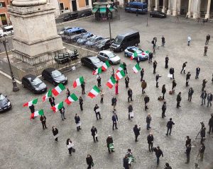 La protesta di FdI contro il governo 