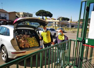 Donati due quintali di derrate alimentari, verdura e formaggi Donati due quintali di derrate alimentari, verdura e formaggi 