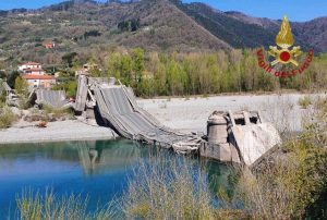 Aulla - Crolla ponte sul fiume Magra