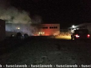 Viterbo - In fiamme un cumulo di materiale plastico nella zona industriale Acquarossa