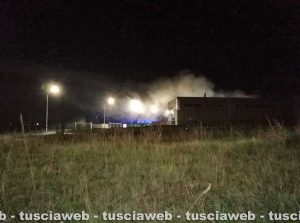 Viterbo - In fiamme un cumulo di materiale plastico nella zona industriale Acquarossa