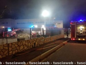 Viterbo - In fiamme un cumulo di materiale plastico nella zona industriale Acquarossa