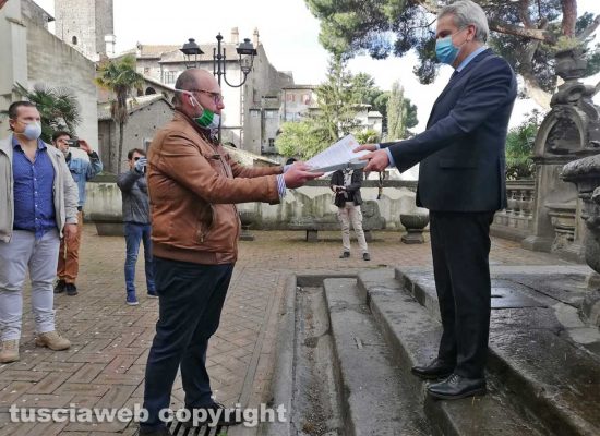 Paolo Bianchini riconsegna le chiavi a Giovanni Arena