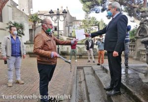Paolo Bianchini riconsegna le chiavi a Giovanni Arena