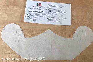 Viterbo - Una delle mascherine prodotte dall'Allestimento grafico Sganappa