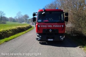 Montefiascone - L'incendio di sterparglie in via Cevoli