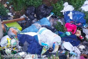 Viterbo - Rifiuti lungo strada Capretta