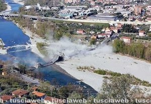 Aulla - Crolla un ponte sulla statale