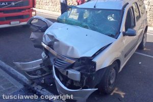 Gradoli - Auto contro muro in via Roma