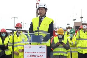 Genova - il presidente del consiglio Conte alla posa dell'ultima campata del ponte Morandi