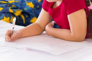 Bambina scrive una lettera