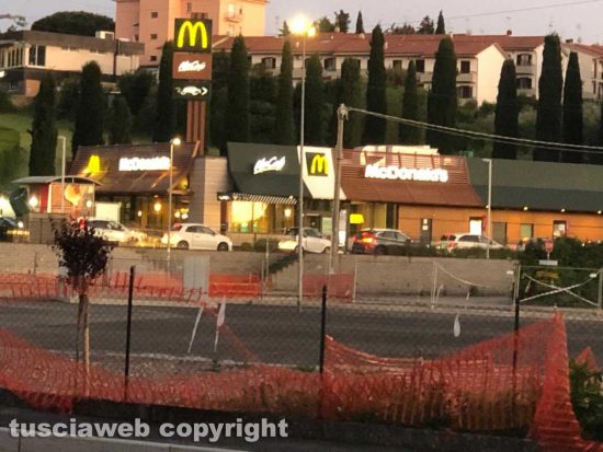 Viterbo - Lunga fila di auto al McDonald's di Valle Faul