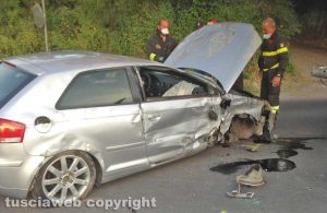 Viterbo - Auto va battere sul guardrail e capotta