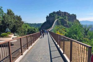 I turisti tornano a visitare Civita di Bagnoregio