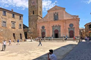 I turisti tornano a visitare Civita di Bagnoregio