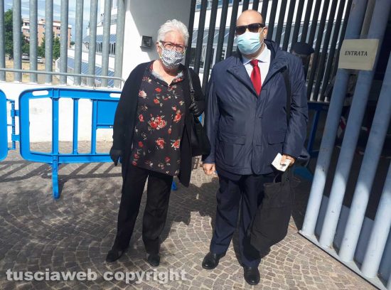 Nonna Mirella all'entrata del tribunale col difensore Fontana