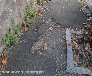 Viterbo - Incuria e degrado nelle strade del quartiere Cappuccini