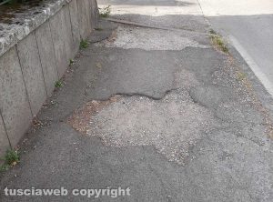 Viterbo - Incuria e degrado nelle strade del quartiere Cappuccini