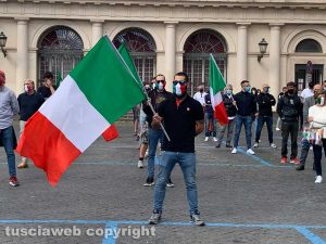 Viterbo - Manifestazione mascherine tricolori
