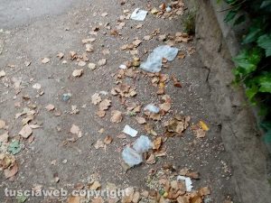 Viterbo - Guanti abbandonati nei pressi di un supermercato