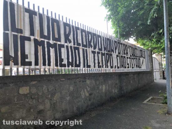 Viterbo - Il quartiere Pilastro saluta Stefano Camilli con un grande striscione
