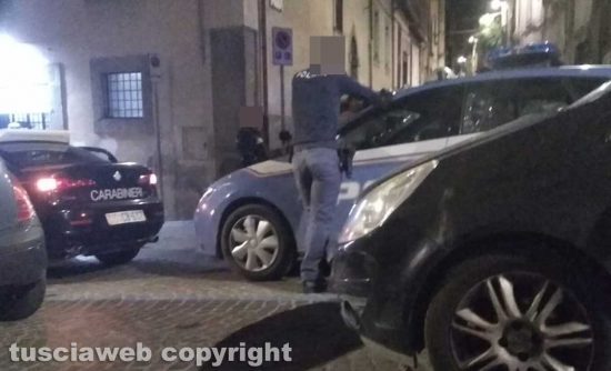 Viterbo - Polizia e carabinieri in via Cairoli