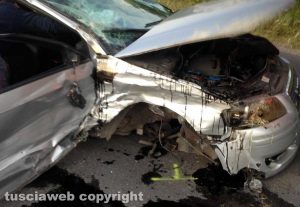 Viterbo - Auto va battere sul guardrail e capotta