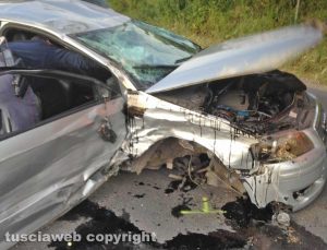 Viterbo - Auto va battere sul guardrail e capotta