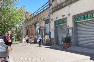 Viterbo - Le persone in fila al supermercato a La Quercia nella prima domenica di maggio